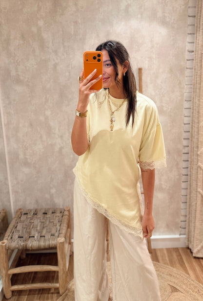 T-shirt Assimétrica com Renda
