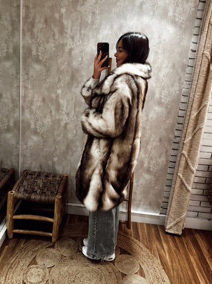 Casaco comprido em pelo sintético