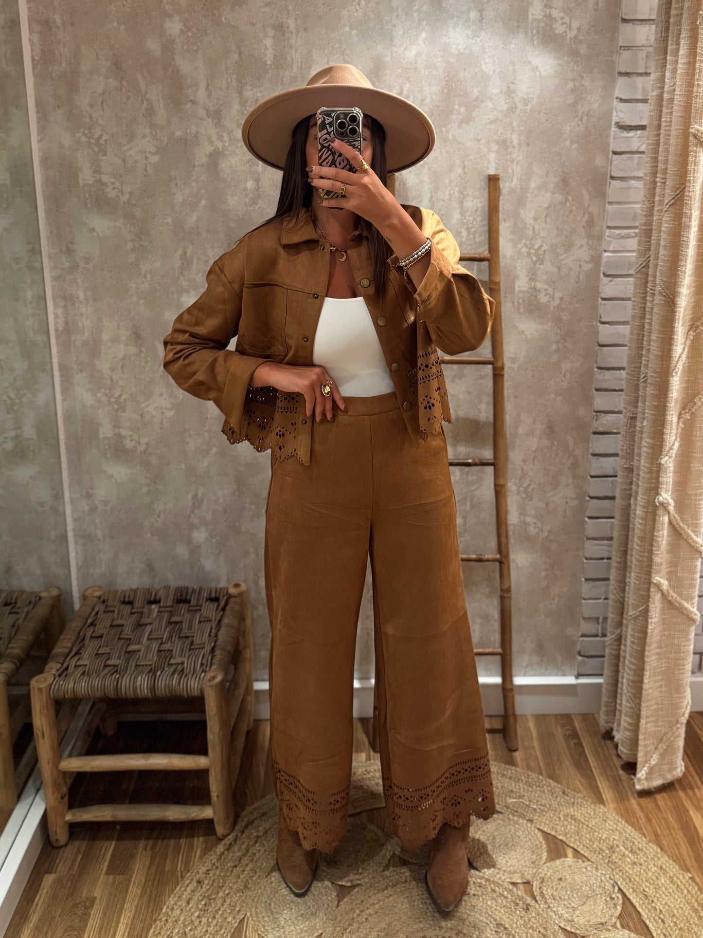 Conjunto de camisa y pantalón de ante