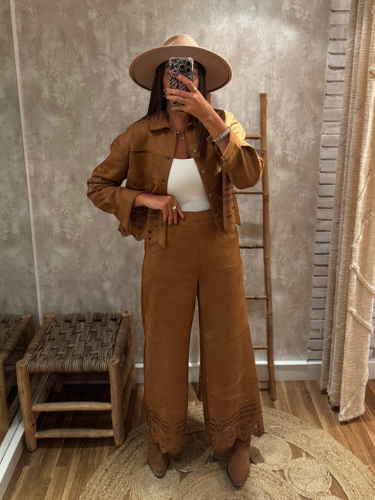 Conjunto de camisa y pantalón de ante
