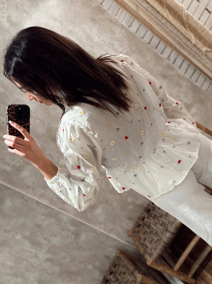Blusa con flores bordadas