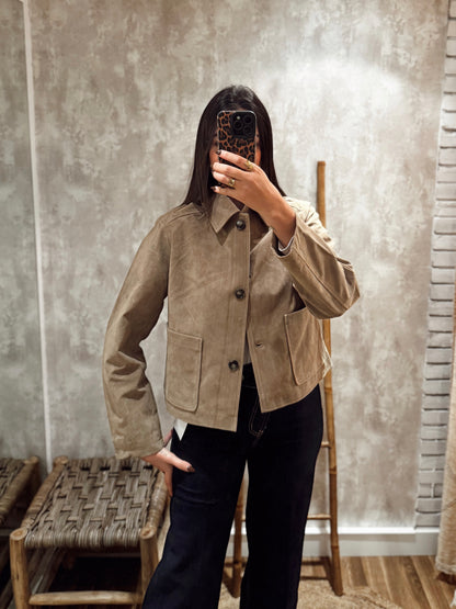 Casaco curto em pele de pêssego