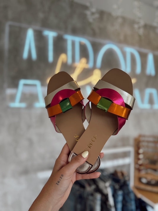 Chinela rasa em efeito metálico com laço multicolor
