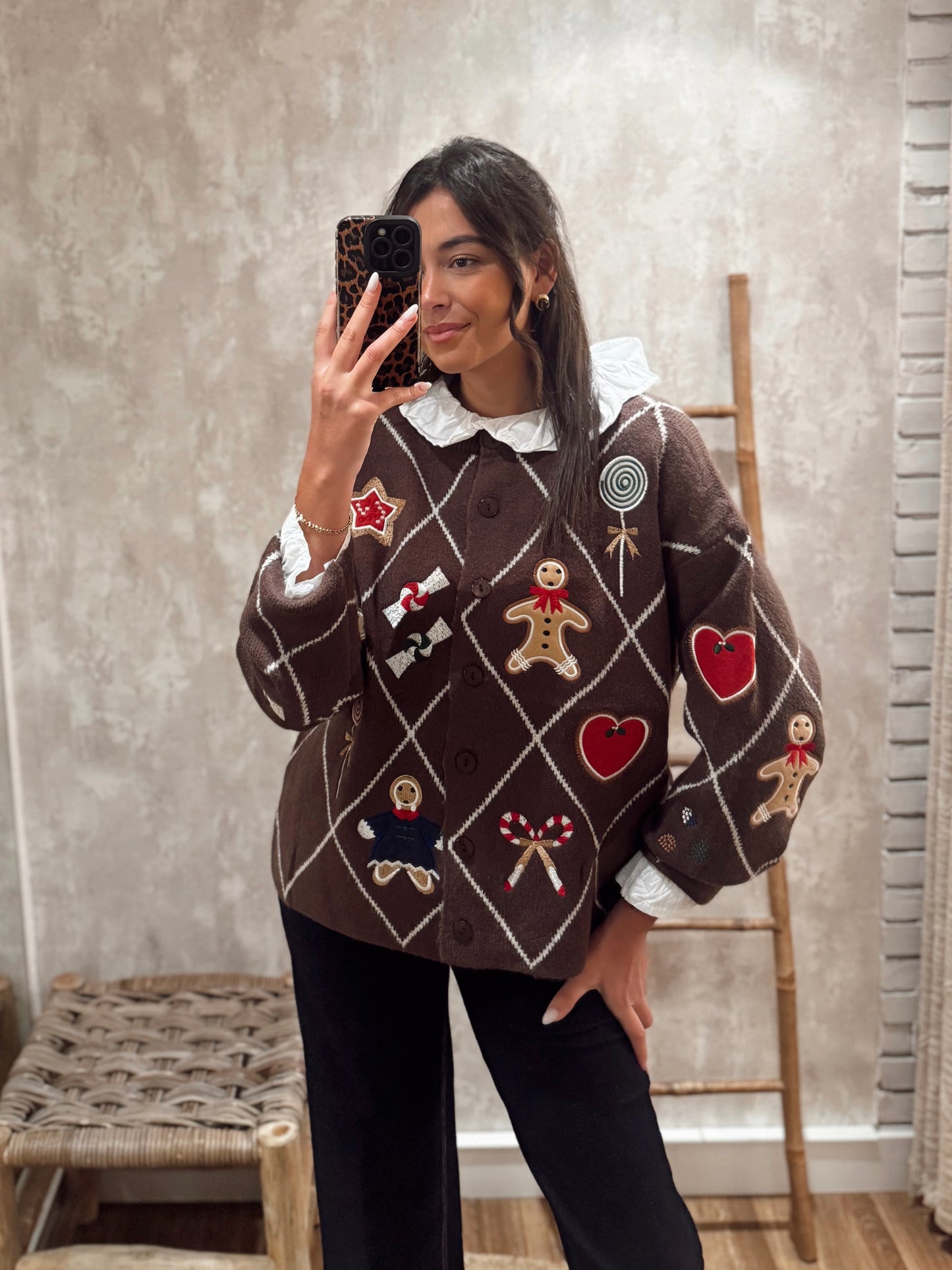 Cardigan castanho com detalhes natalícios