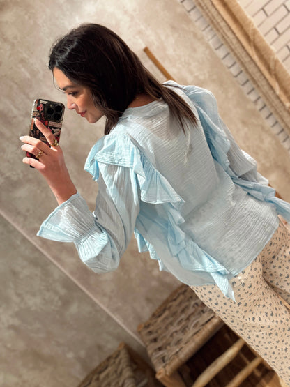 Blusa c/folhos e atilhos