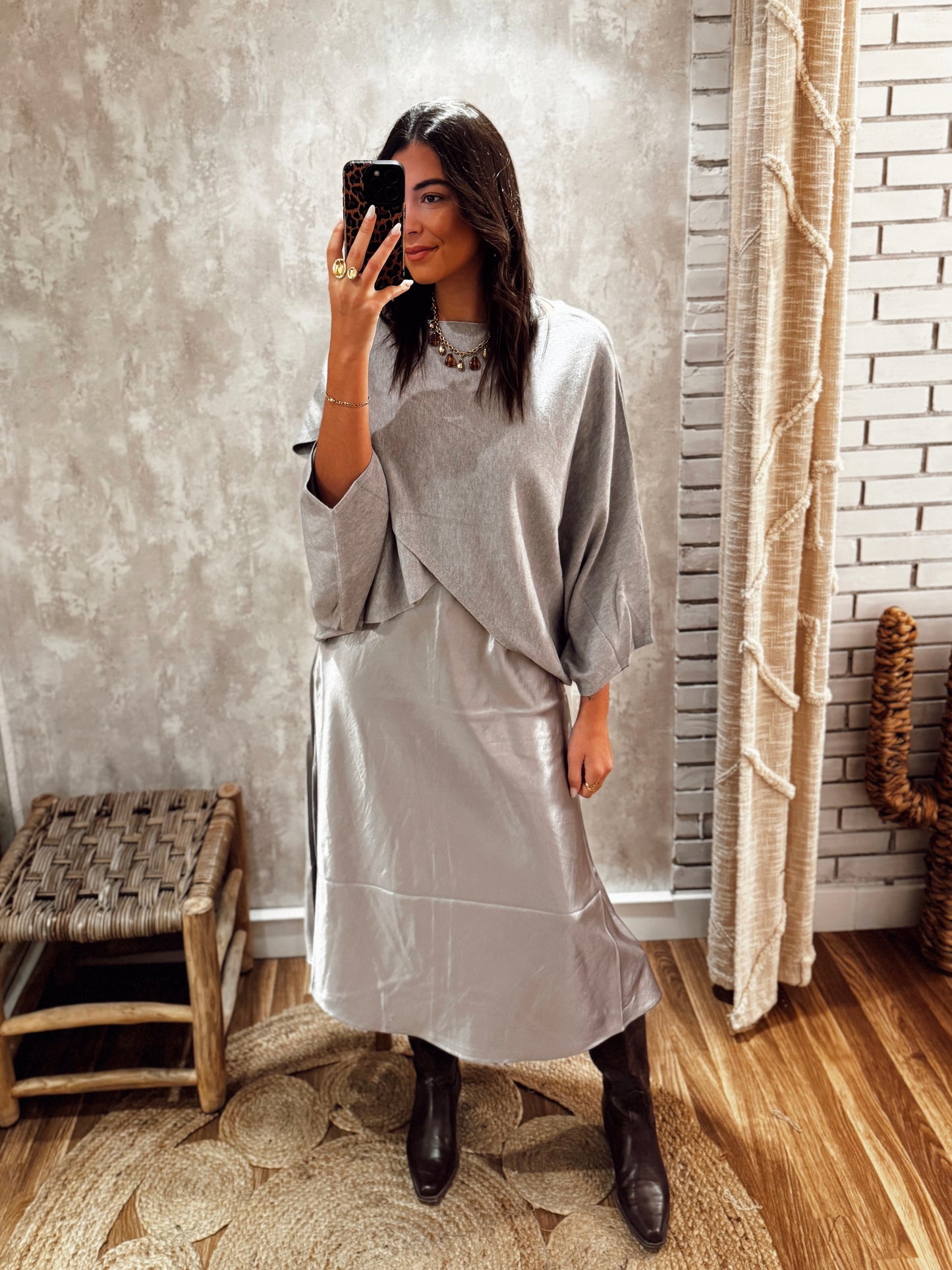 Conjunto de malha e vestido acetinado