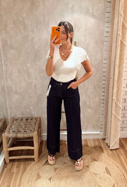 Jeans modelo wide leg em ganga escura
