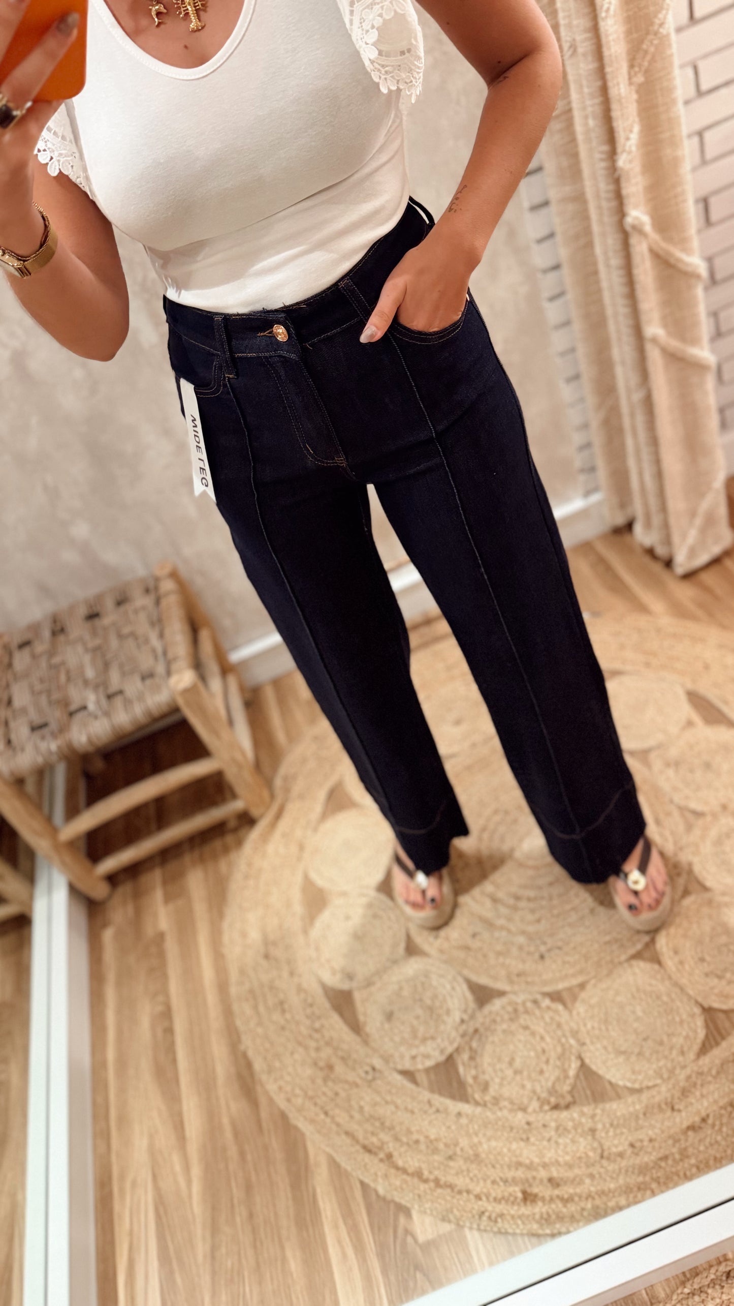 Jeans modelo wide leg em ganga escura
