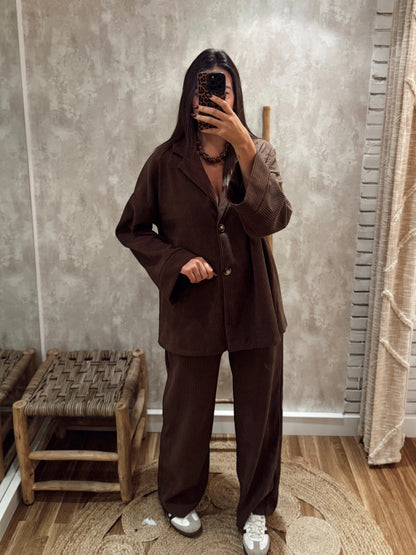 Conjunto em bombazina aveloada composto por blazer e calça