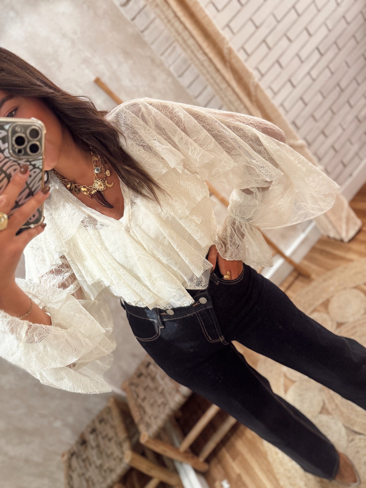 Blusa de encaje con botones y volantes