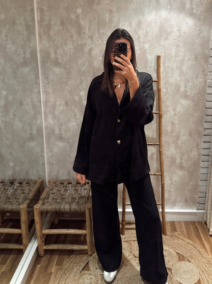 Conjunto em bombazina aveloada composto por blazer e calça