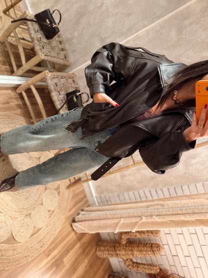 Casaco em napa castanho escuro cardado c/gola em pêlo removível