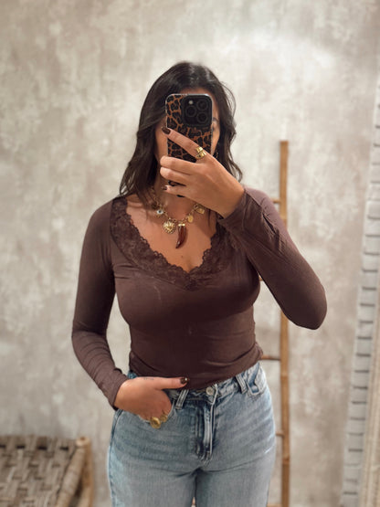 Blusa de manga comprida c/ detalhe de renda na gola