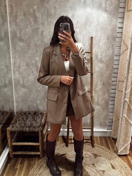 Blazer modelo oversized em eco-pele