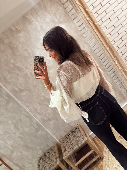 Blusa de encaje con botones y volantes