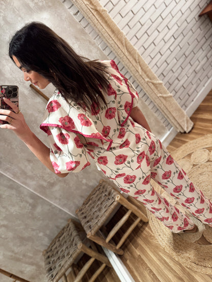 Conjunto floral compuesto por chaqueta corta tipo blazer y pantalón recto