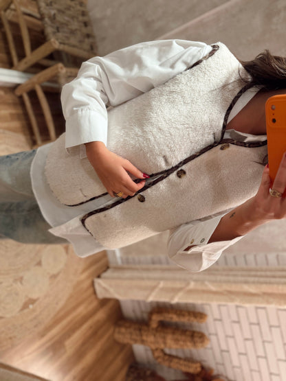 Colete Reversível em Tons Neutros com Padrão aos Quadrados