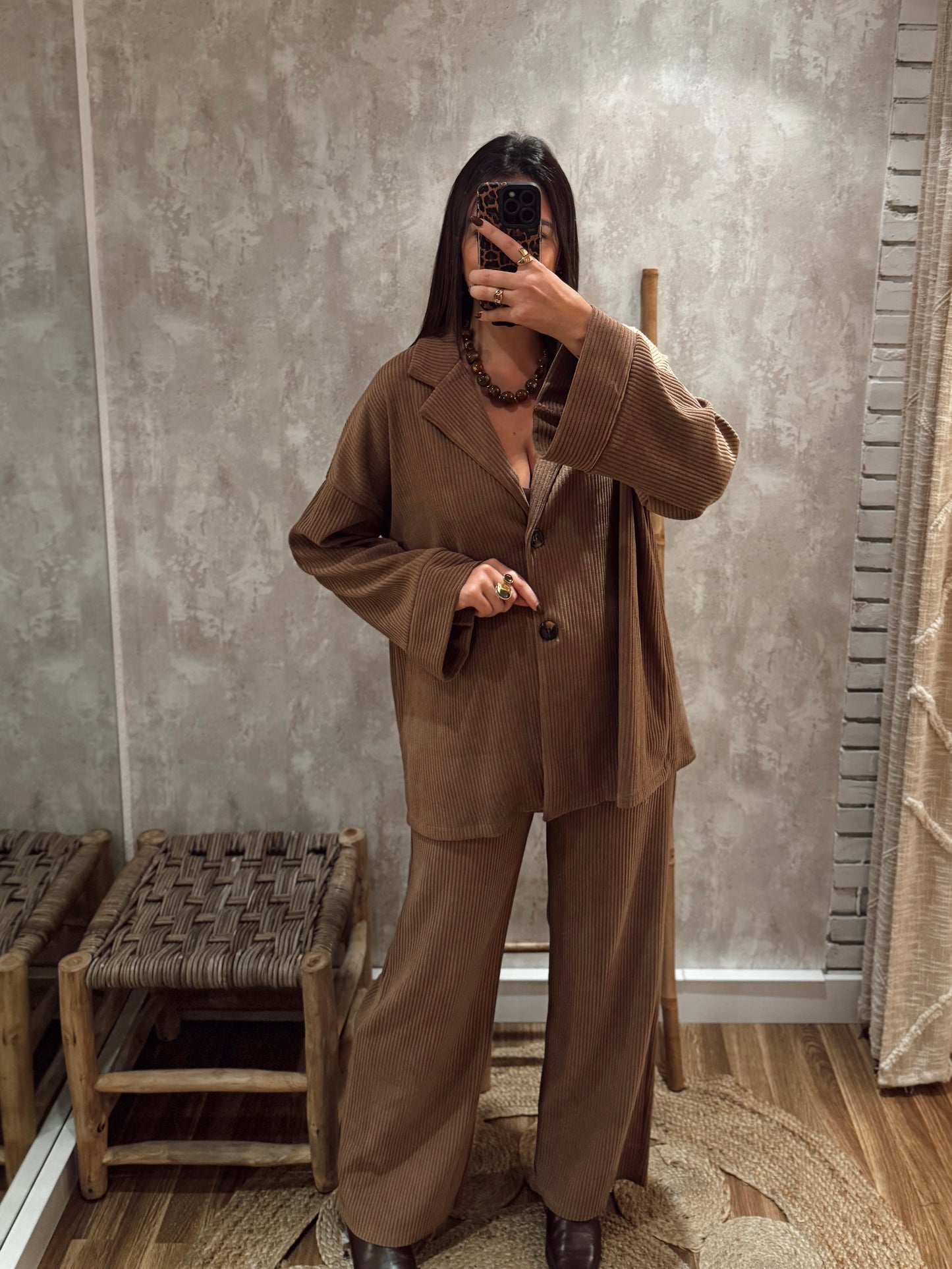 Conjunto em bombazina aveloada composto por blazer e calça