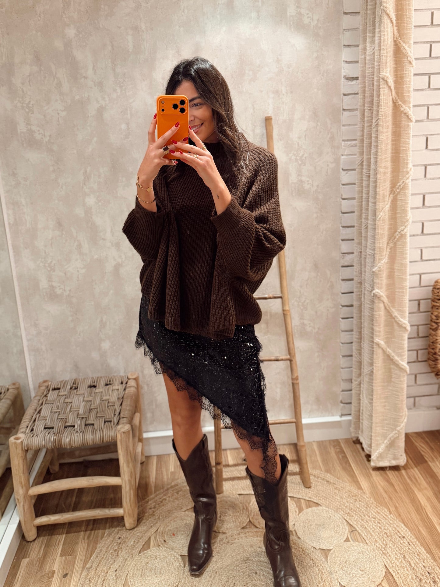 Saia de Lantejoulas com Efeito Assimétrico e Renda