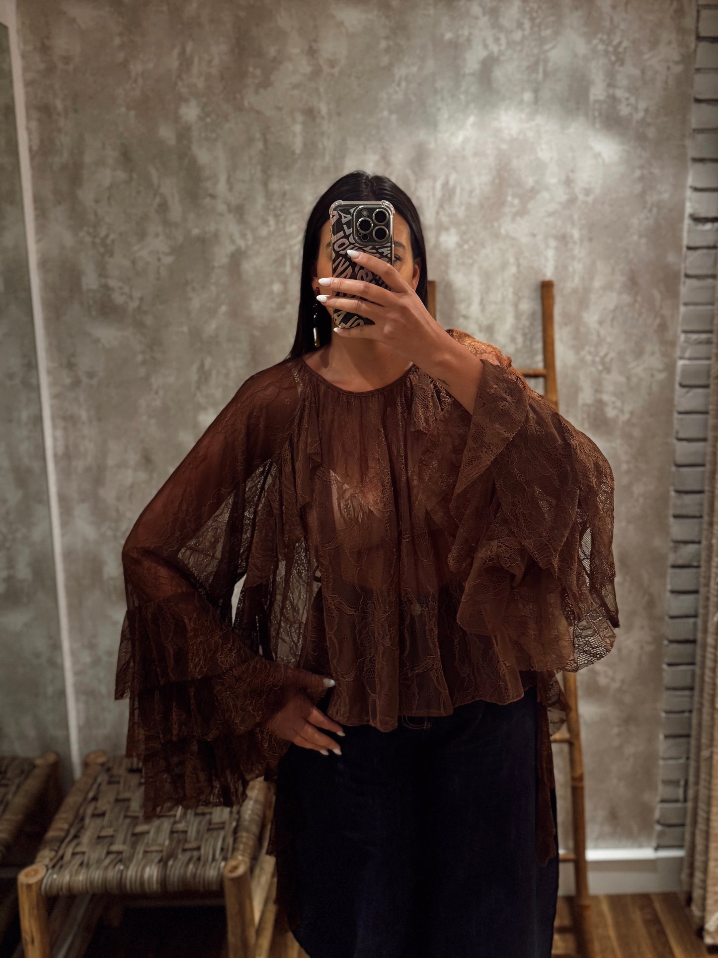 Blusa em renda transparente com folhos