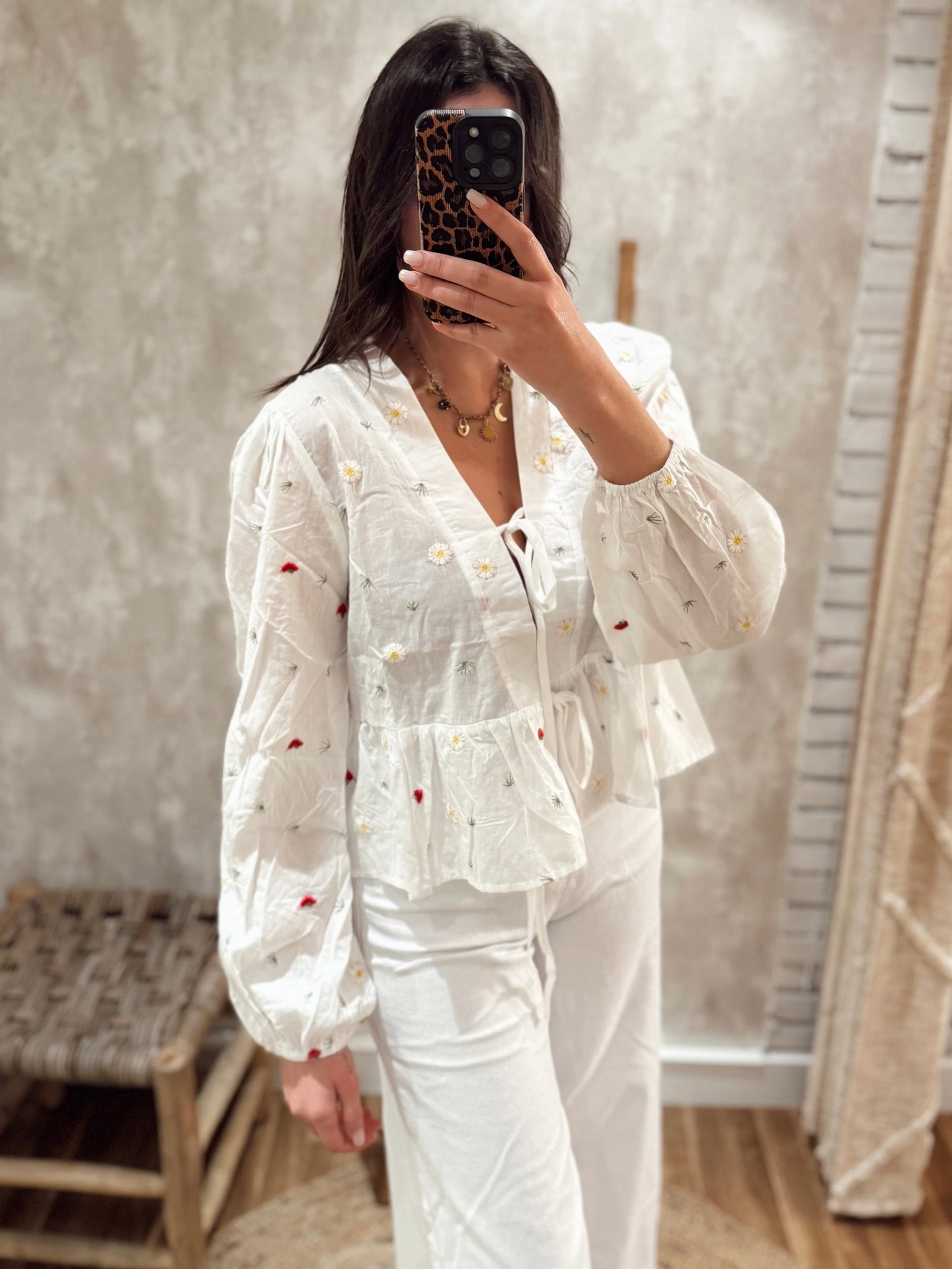 Blusa con flores bordadas