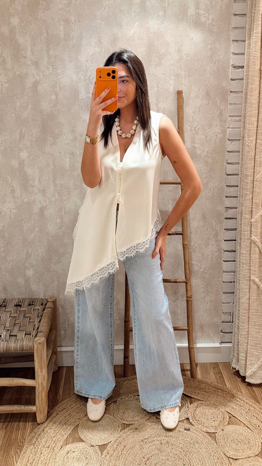 Top/Colete Assimétrico com Renda e Botões Frontais