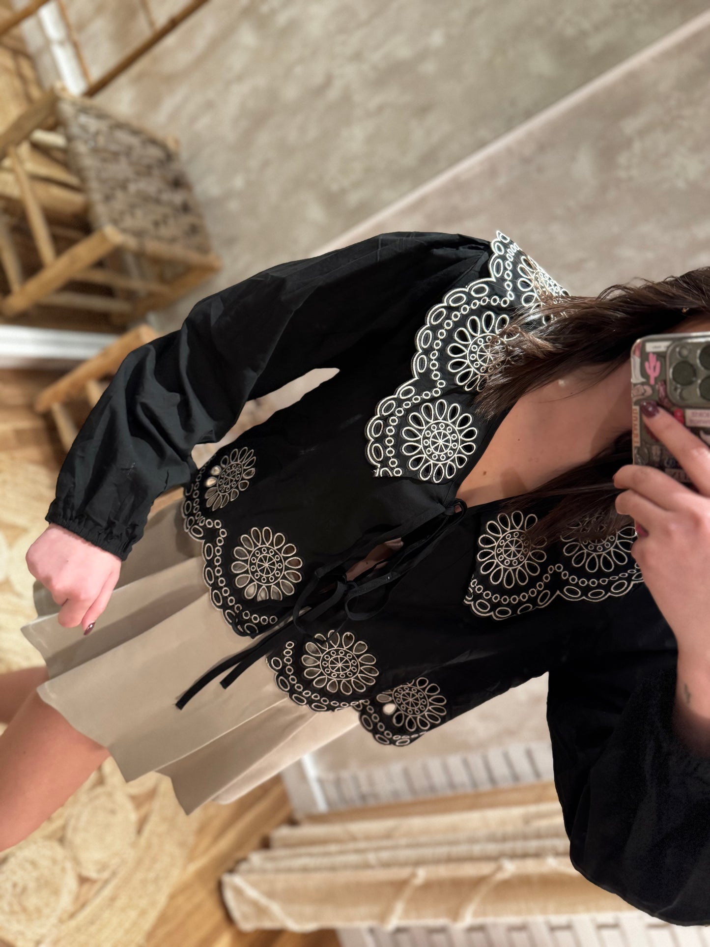 Blusa con bisutería y bordados