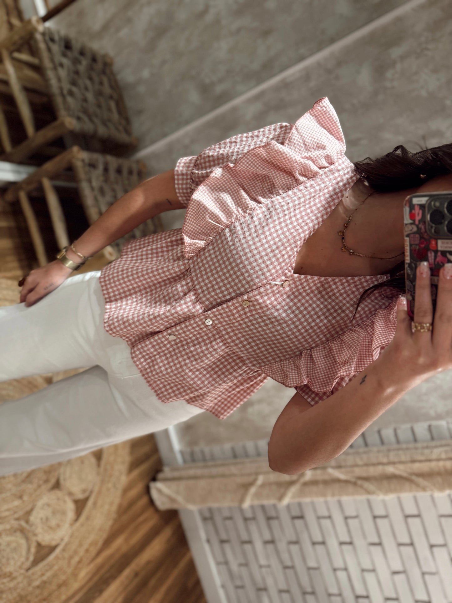 Blusa em padrão vichy com decote em V e detalhe de folho