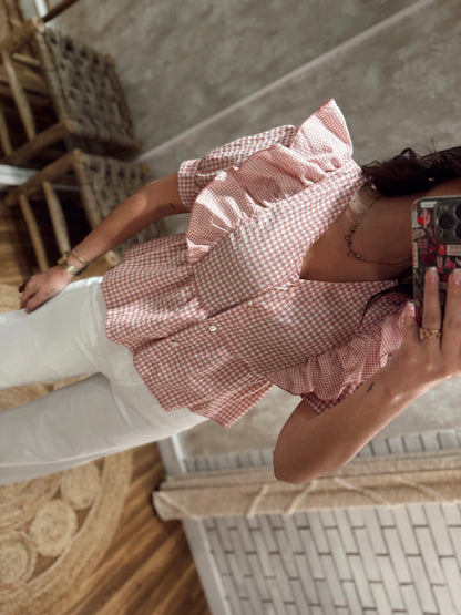 Blusa em padrão vichy com decote em V e detalhe de folho