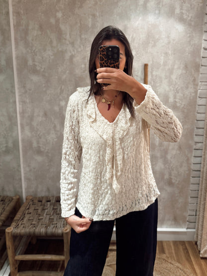 Blusa c/textura delicada e folho frontal