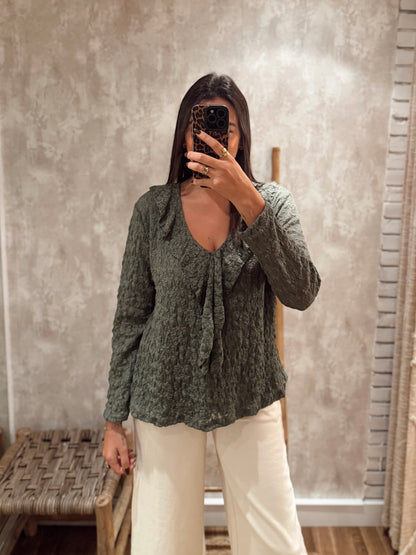 Blusa c/textura delicada e folho frontal