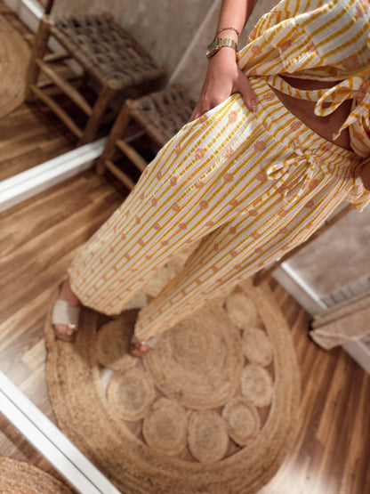 Pantalón fluido de tejido ligero con estampado de rayas y flores.