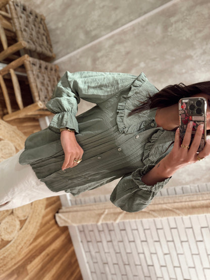 Camisa em tecido leve com detalhe de pregas frontais e gola larga com folho