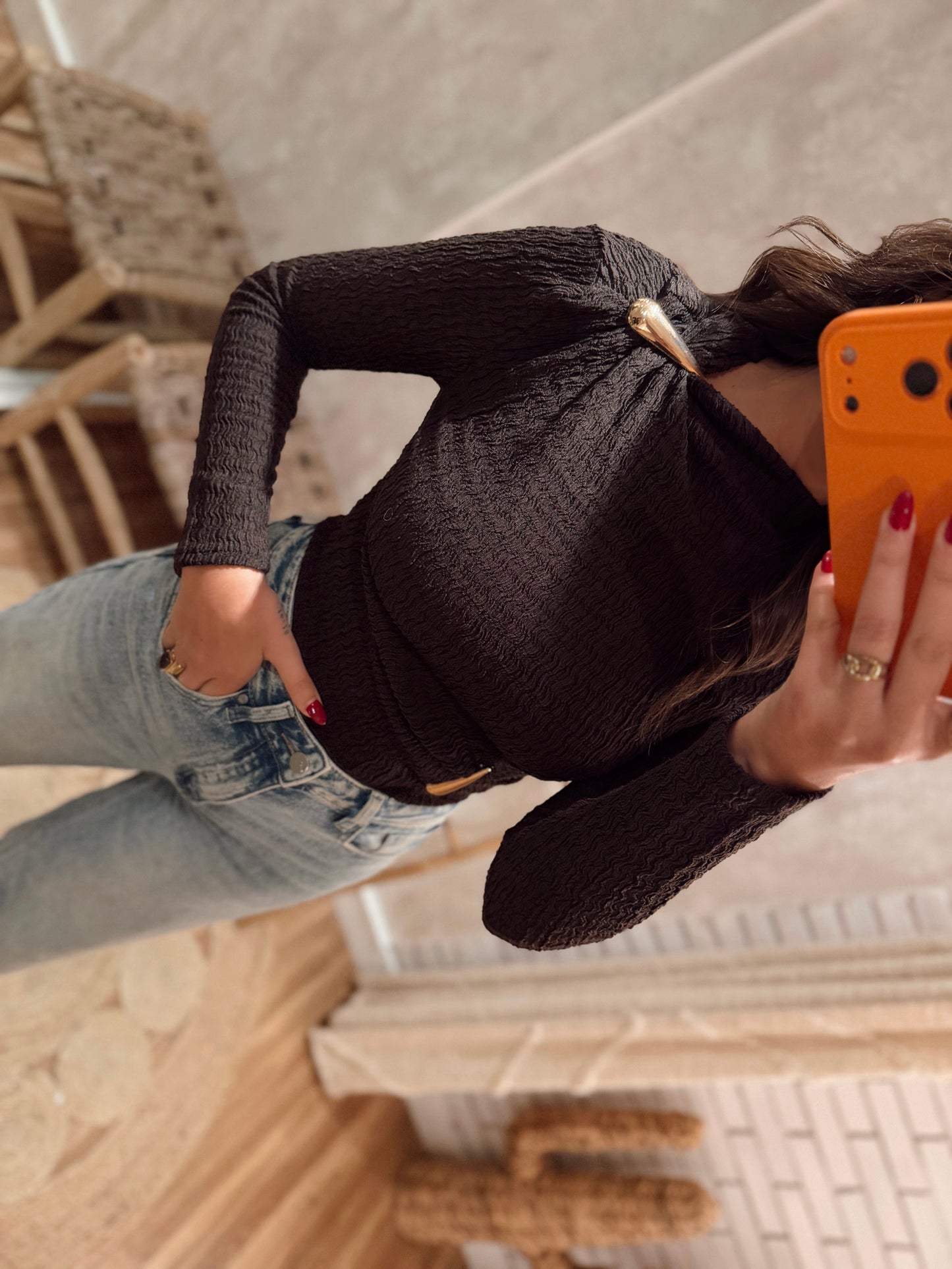 Body com Relevo no Tecido e Detalhes Metálicos Dourados