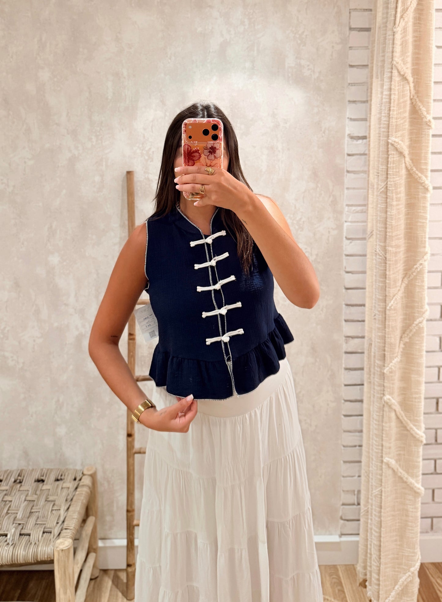 Top Estilo Colete com Fechos Tradicionais