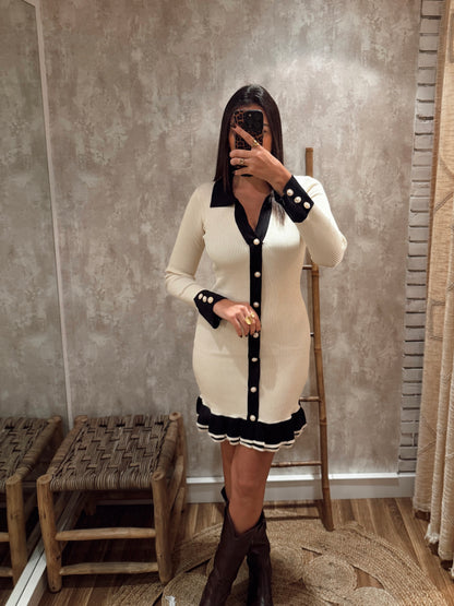 Vestido em malha canelada com detalhe contrastante