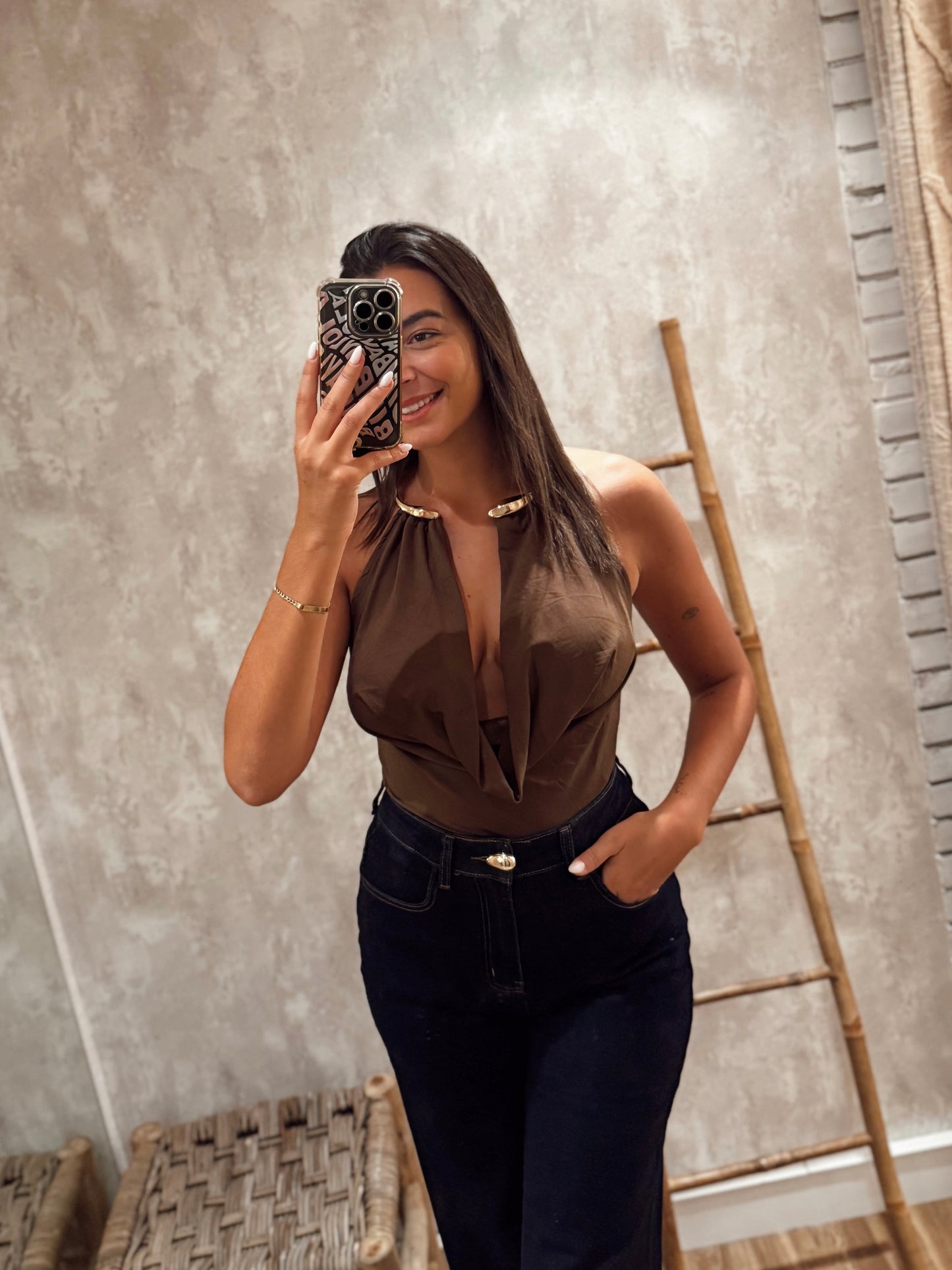 Body em lycra com decote profundo e detalhe metálico dourado