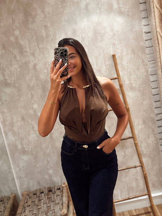 Body em lycra com decote profundo e detalhe metálico dourado