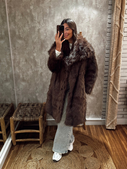 Casaco comprido em pelo sintético