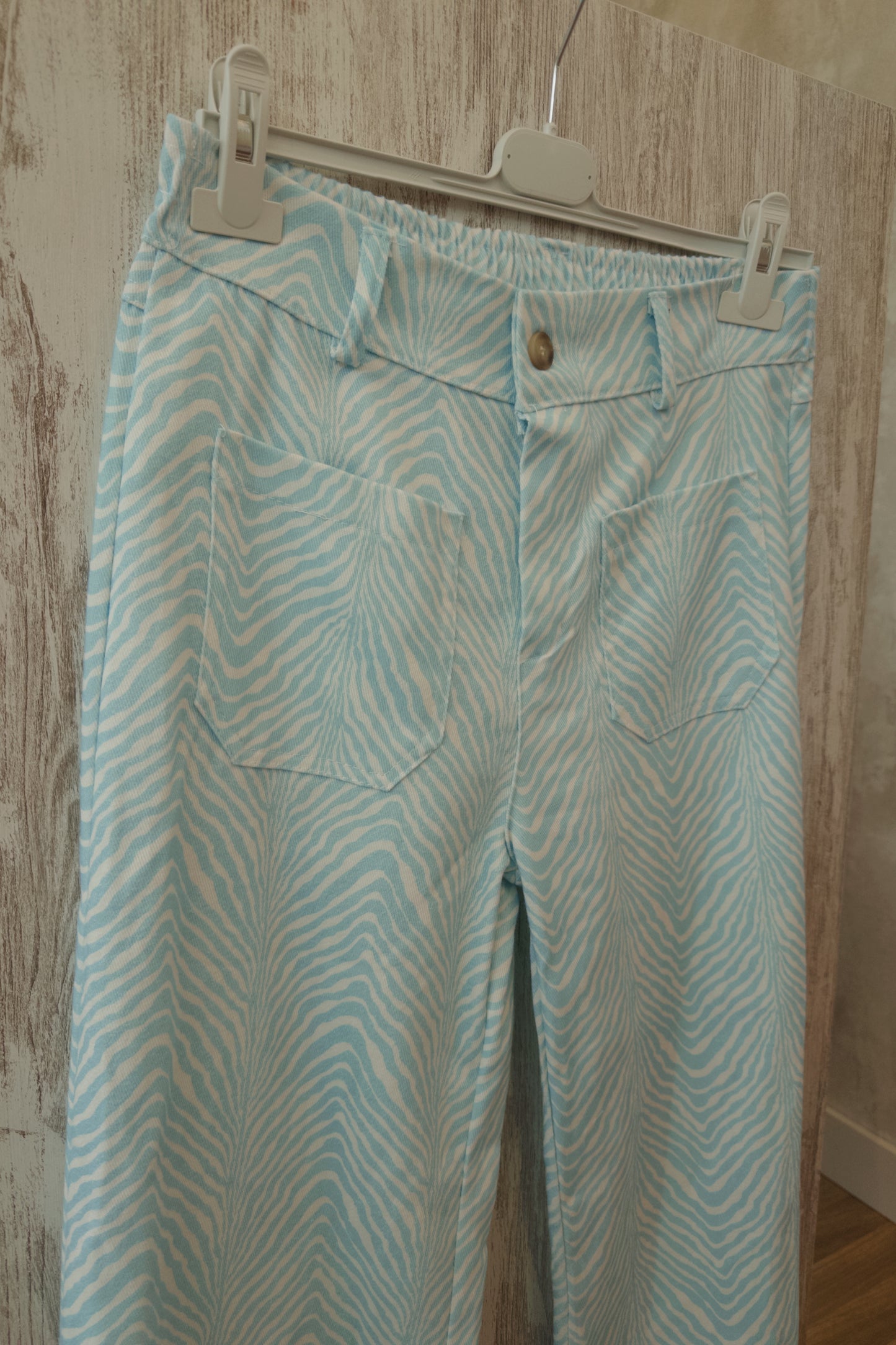 Vaqueros con estampado de cebra de colores