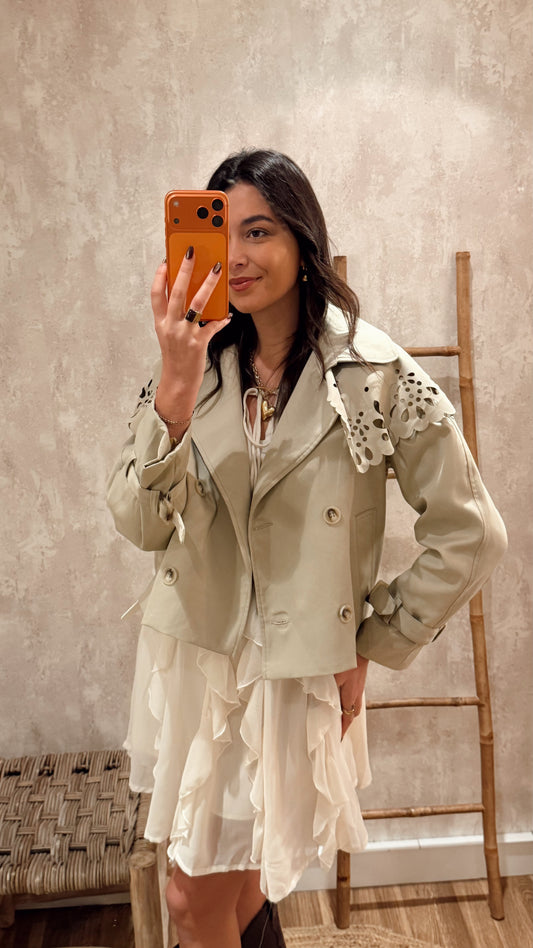 Gabardine curta com recortes geométricos