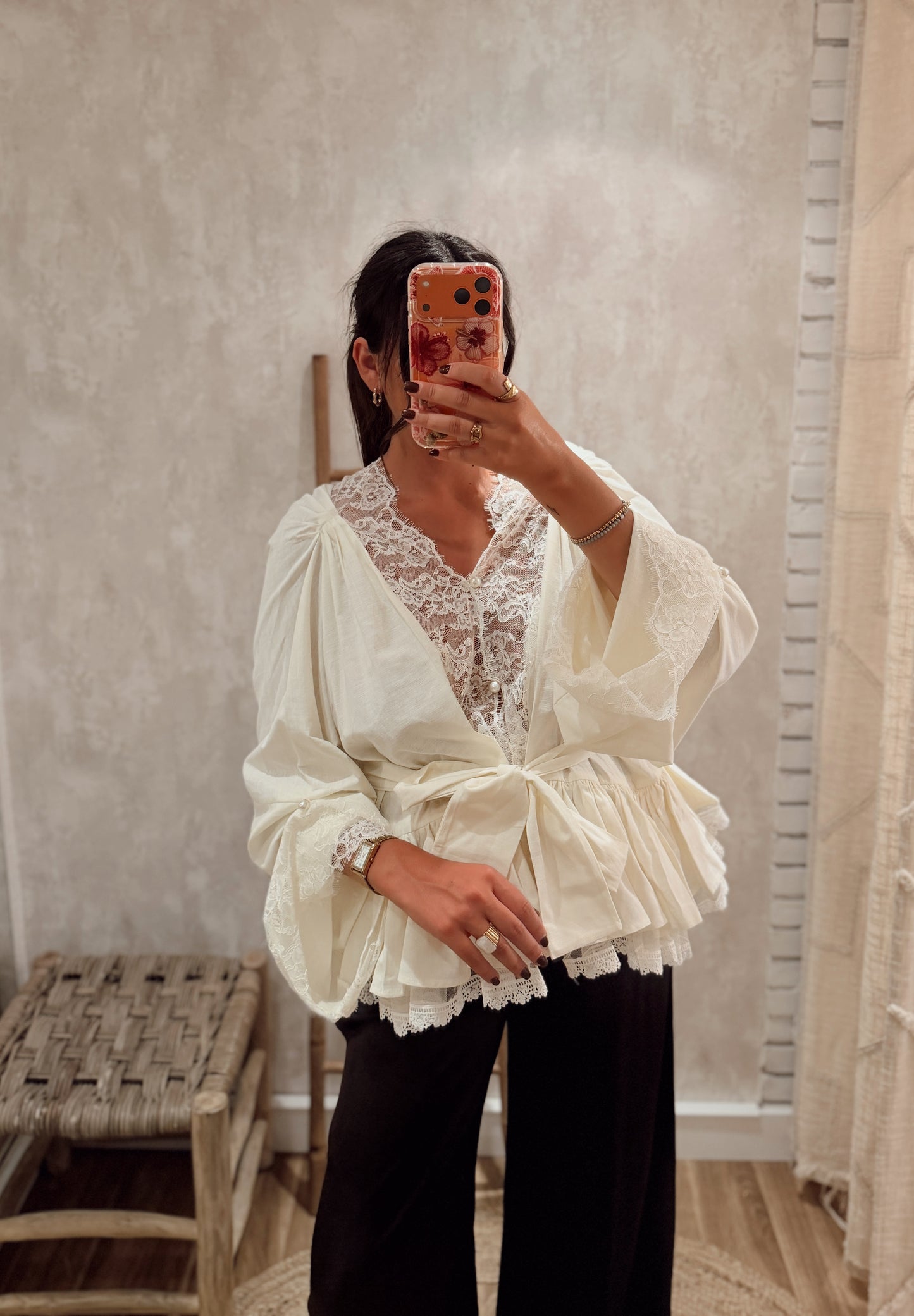 Blusa c/renda e folhos - Mochy