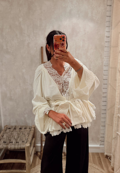 Blusa c/renda e folhos - Mochy