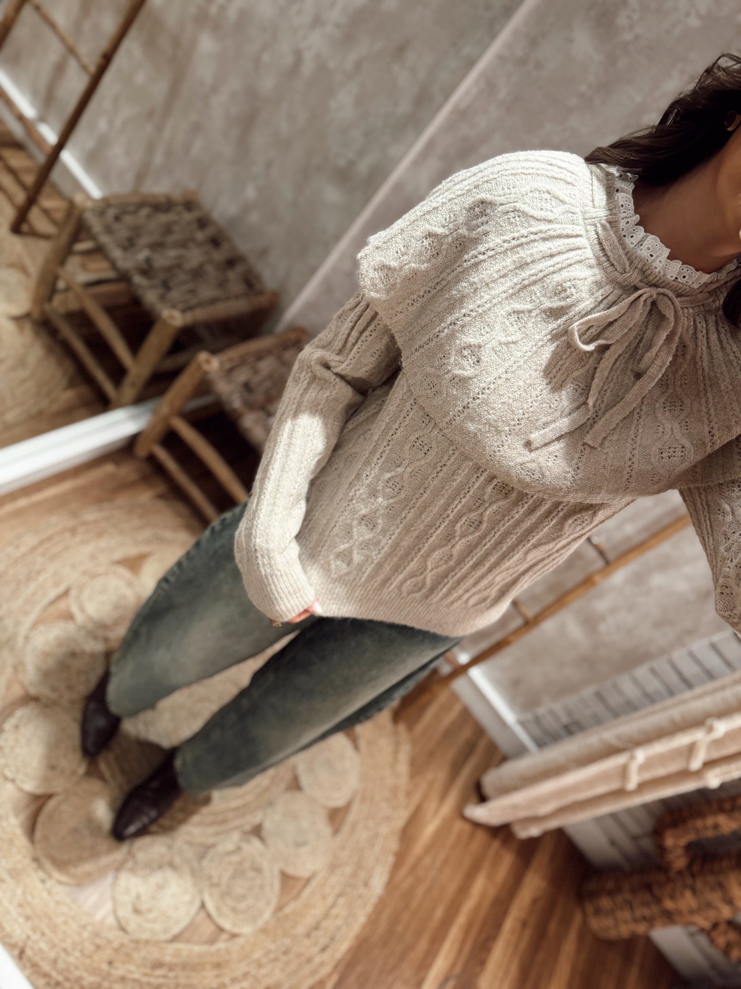 Camisola de malha com gola bordada e folho tipo poncho