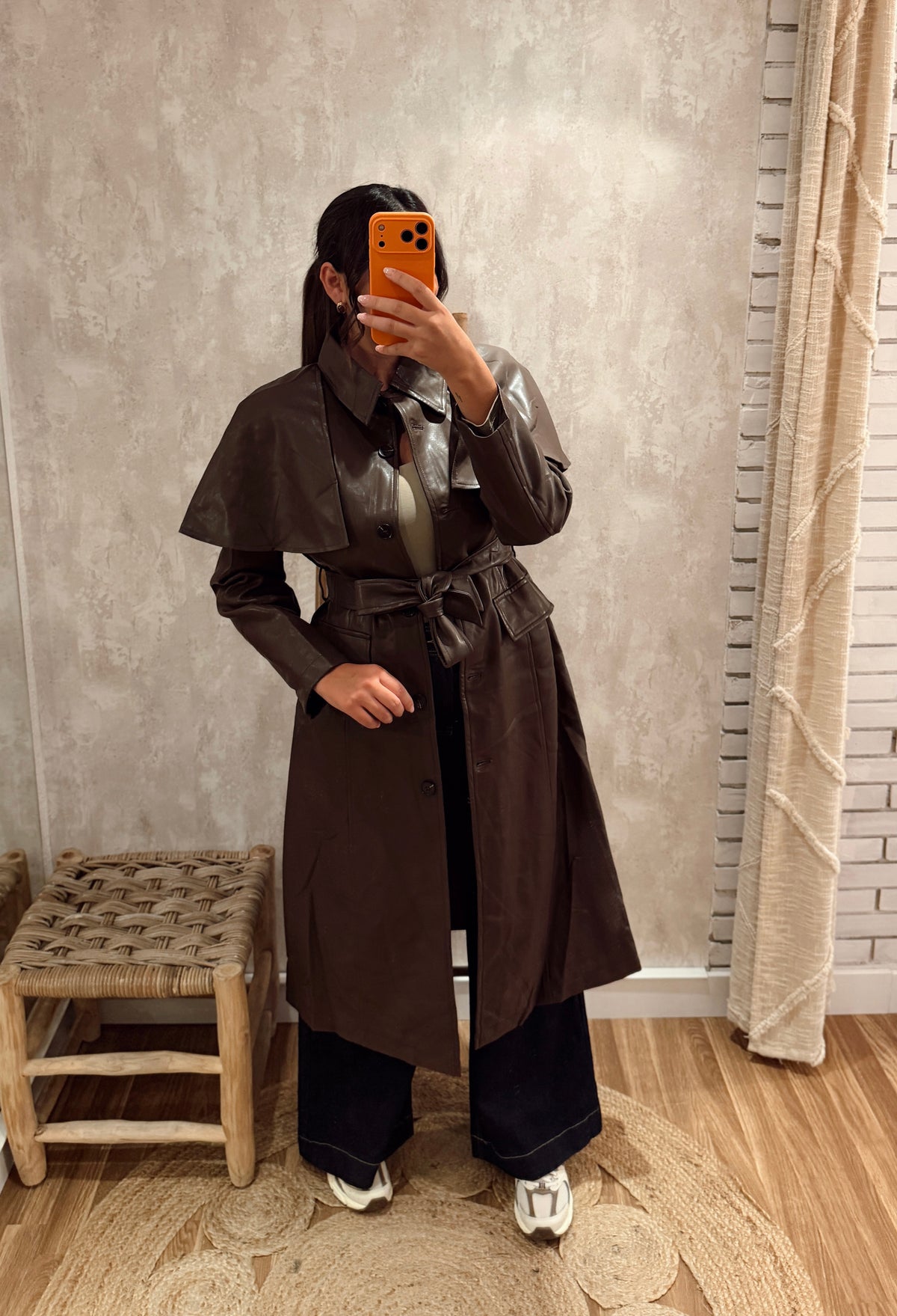 Gabardina em ecopele castanha