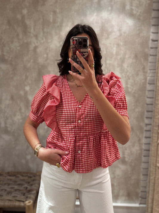 Blusa em padrão vichy com decote em V e detalhe de folho