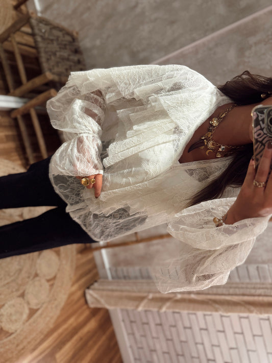 Blusa de encaje con botones y volantes