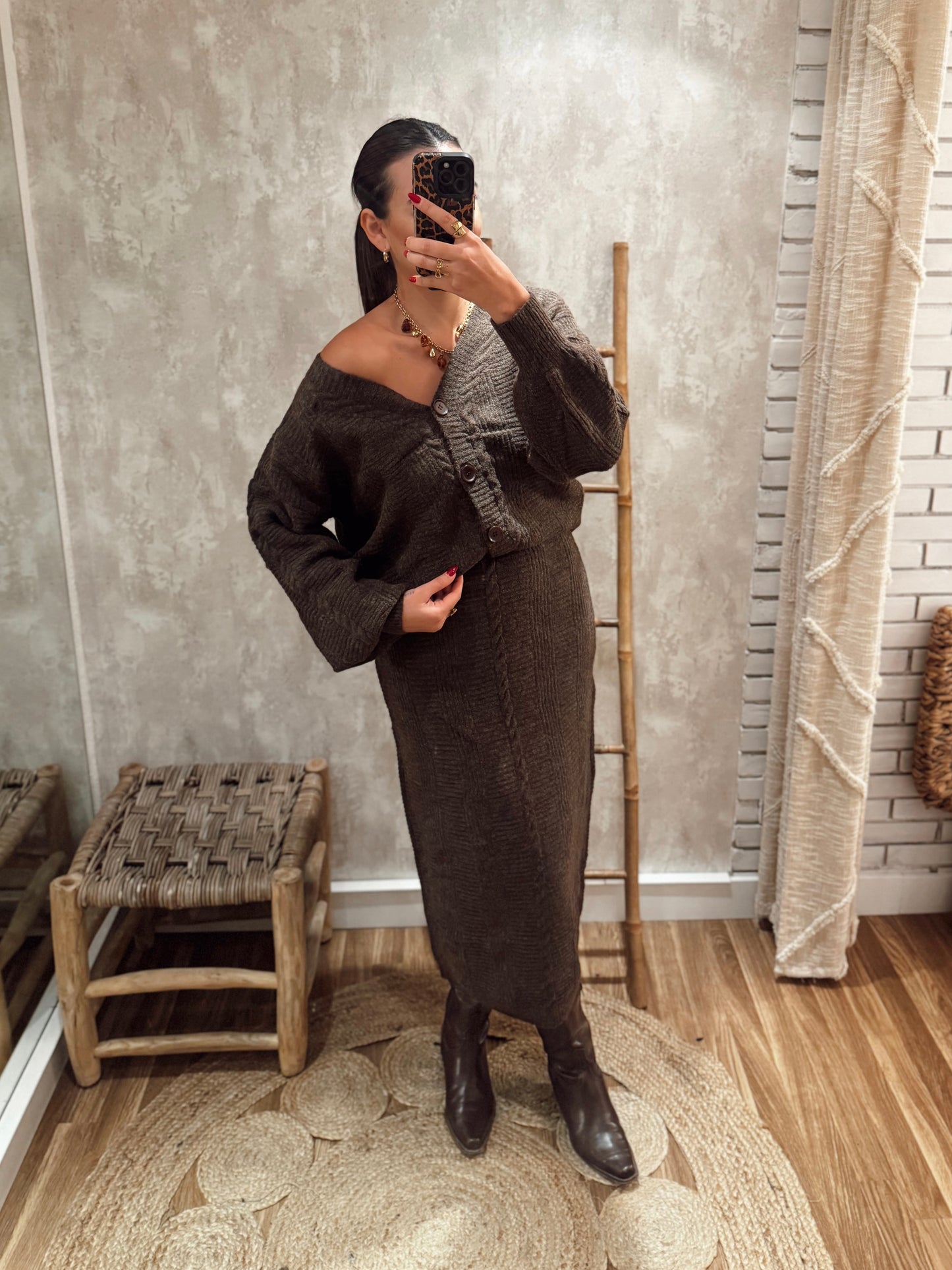 Conjunto de malha com cardigan e saia