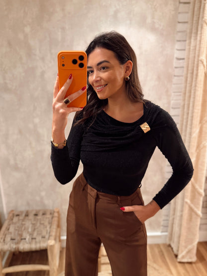 Blusa Preta com Brilho Discreto e Detalhe Metálico Dourado