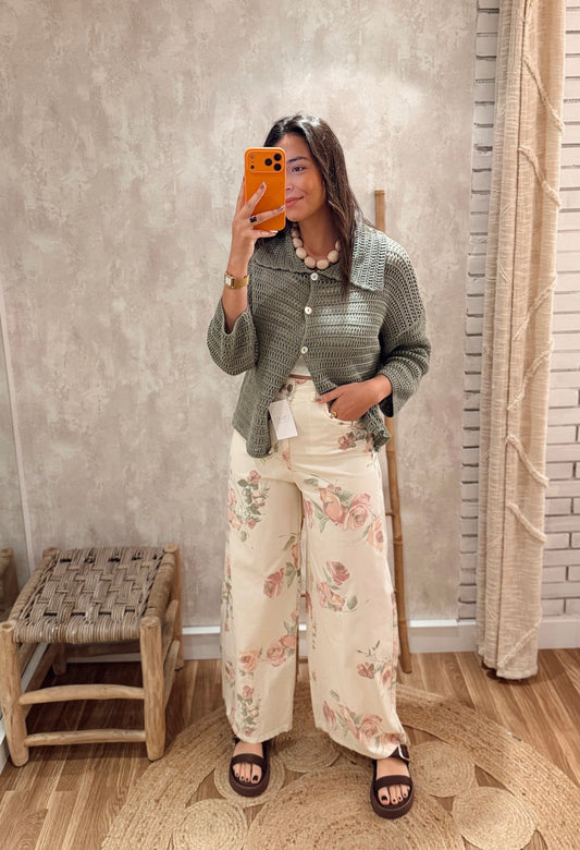 Jeans modelo wide leg c/padrão floral - branco